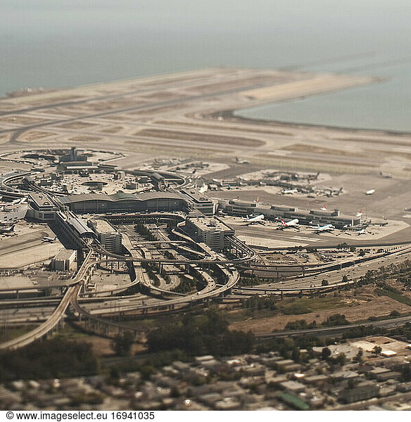 Flughafenanlage aus der Luft  mit dem Meer dahinter.