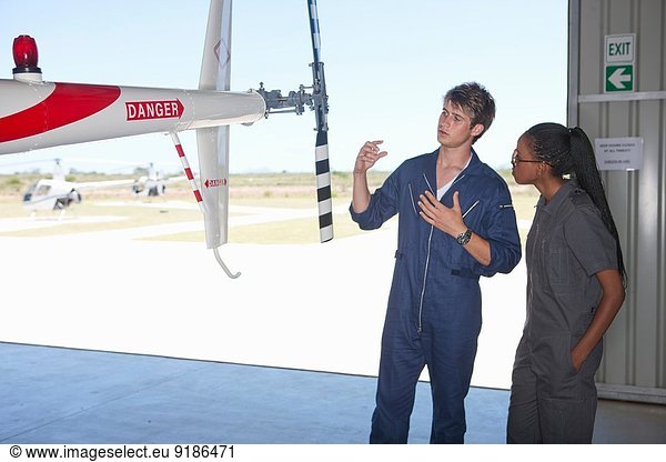 Flugschüler  die ihr Wissen über Hubschrauber weitergeben