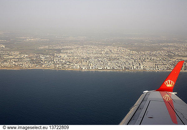 Flugzeug der Royal Jordanian über Tel-Aviv