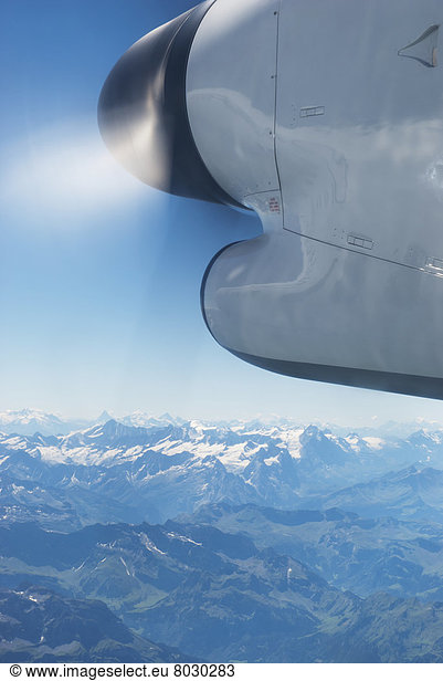 Flugzeug  fliegen  fliegt  fliegend  Flug  Flüge  über  Alpen  Propeller  schweizerisch  Schweiz