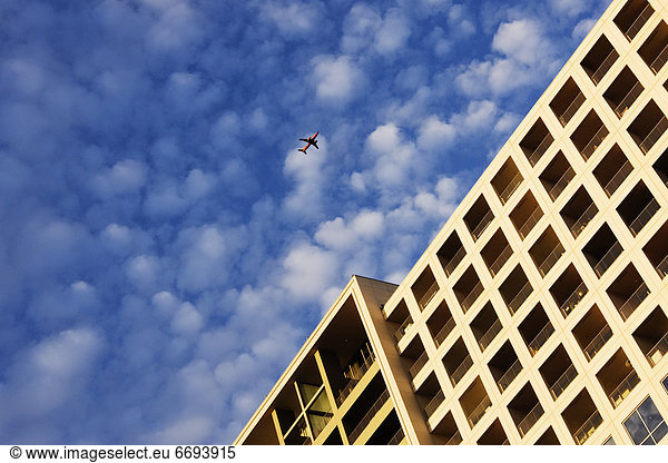 Flugzeug  fliegen  fliegt  fliegend  Flug  Flüge  über  Gebäude
