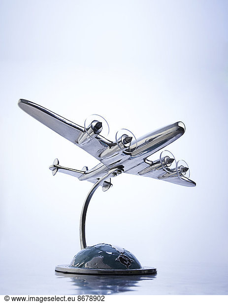 Flugzeug  fliegen  fliegt  fliegend  Flug  Flüge  über  Modell  Globus