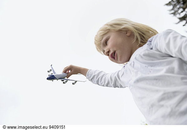 Flugzeug fliegen fliegt fliegend Flug Flüge Modell jung Mädchen blond
