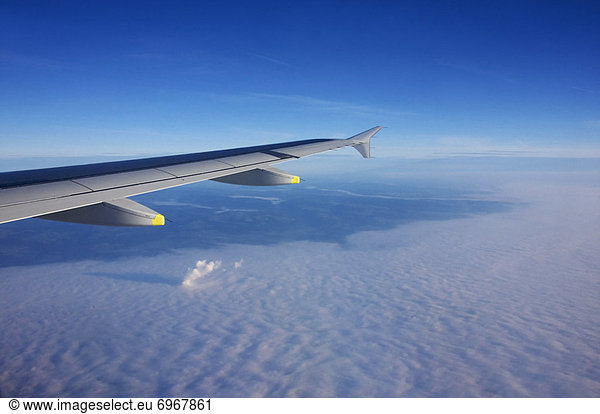 Flugzeug  fliegen  fliegt  fliegend  Flug  Flüge  Wolke  über