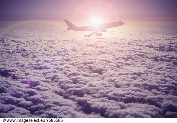 Flugzeug fliegen fliegt fliegend Flug Flüge Wolke Silhouette über