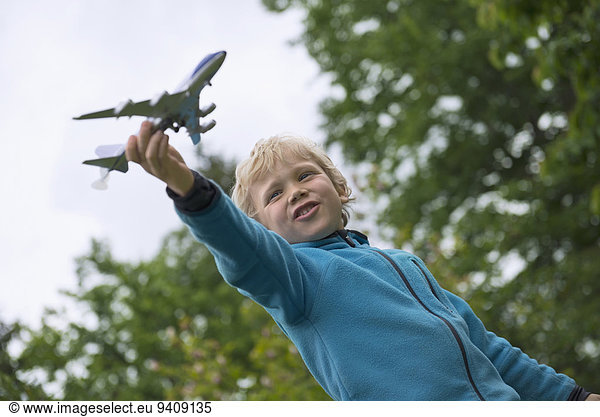 Flugzeug Junge - Person Modell jung blond spielen