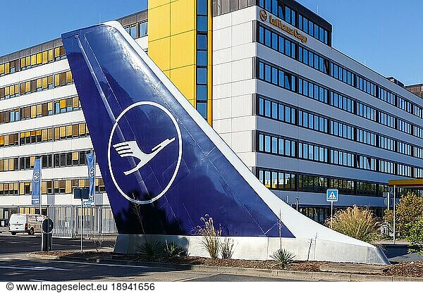 Flugzeug Leitwerk an der Lufthansa Basis am Flughafen Frankfurt  Deutschland  Europa