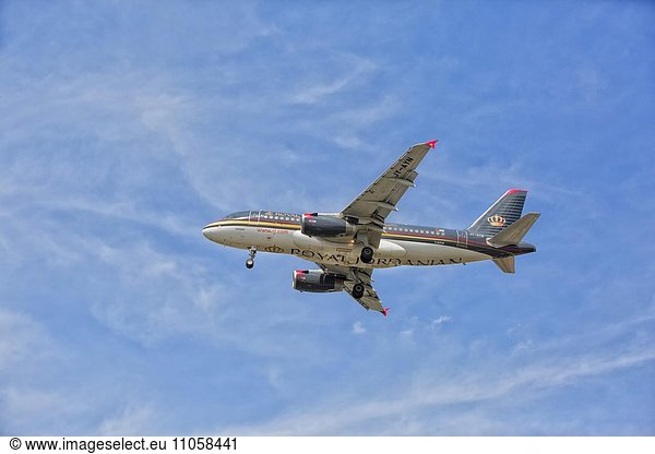 Flugzeug mit Wolkenhimmel  Royal Jordanian Airlines Airbus A319