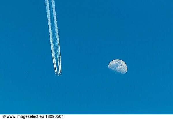 Flugzeug und Mond  Peloponnes  Griechenland  Europa