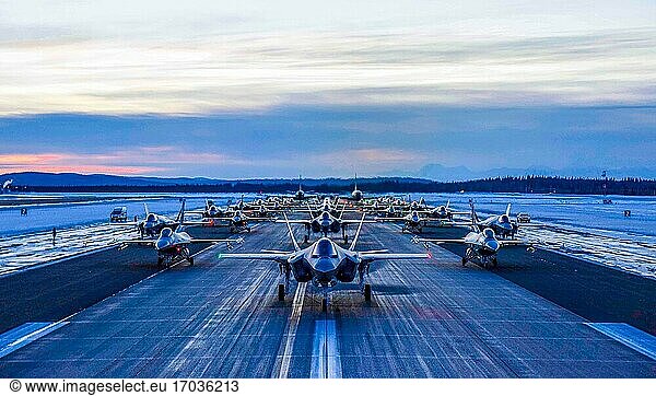 Flugzeuge des 354th Fighter Wing und des 168th Wing sitzen in Formation auf der Eielson Air Force Base in Alaska  18. Dezember 2020. Mehr als 30 Flugzeuge wurden in kürzester Zeit generiert und für den Start vorbereitet  um die Bereitschaft der 354th FW und des 168th Wing zu demonstrieren.