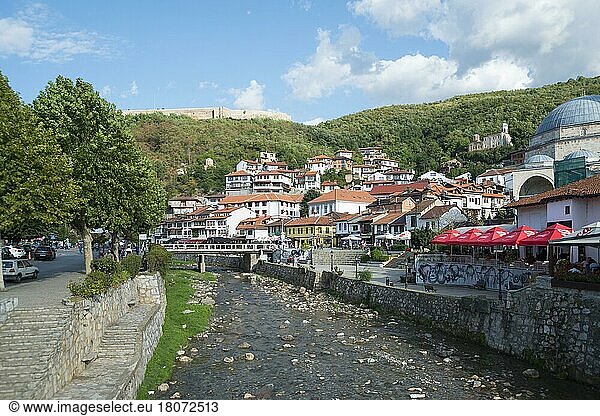 Fluss Bistrica  Sinan-Pascha-Moschee  links die Festung  Prizren  Republik Kosovo  Balkan
