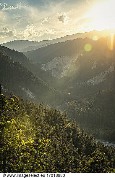 Fluss im Tal bei Sonnenuntergang