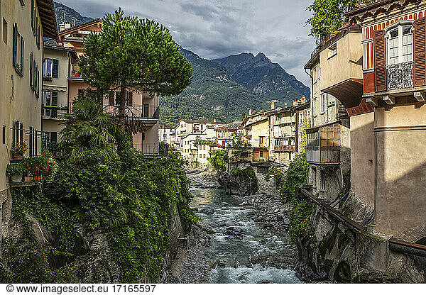 Fluss Mera inmitten von Gebäuden in der Stadt gegen den Berg  Valchiavenna  Chiavenna  Provinz Sondrio  Lombardei  Italien
