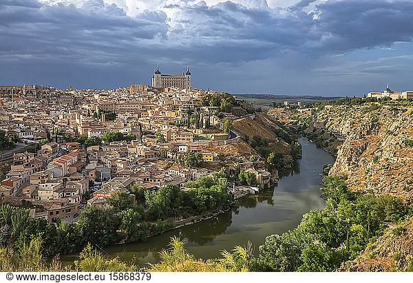 Fluss Tejo in der Kaiserstadt Toledo  Unesco-Weltkulturerbe; Toledo  Spanien