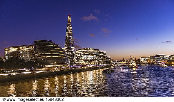 Fluss Themse und moderne Hochhäuser  More London Riverside am Abend  The Shard und Greater London Auditory  London  England  Großbritannien  Europa