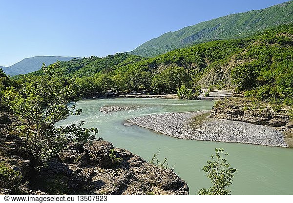 Fluss Vjosa  Oberes Vjosa-Tal  bei Çarçovë  Qar Gjirokastra  Gjirokastër  Albanien  Europa