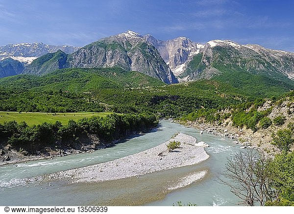 Fluss Vjosa  Oberes Vjosa-Tal  bei Strëmbec  Region Permet  Bezirk Gjirokastra  Gjirokastër  Albanien  Europa