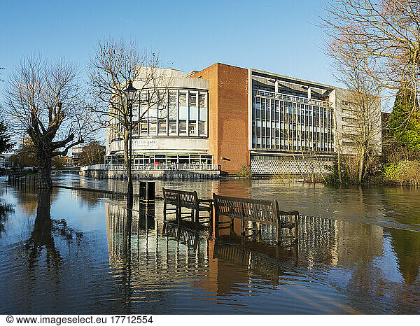 Fluss Wey überflutet; Guildford  Surrey  England