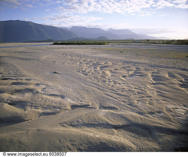 Flussaue mit Sand Vertiefungen,  Haast River Valley,  von der Straße auf Haast Pass,  der Beginn der großen Kluft,  Haast,  Westland,  Südinsel,  Neuseeland,  Pazifik