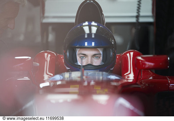 Fokussierter Formel-1-Rennfahrer mit Helm