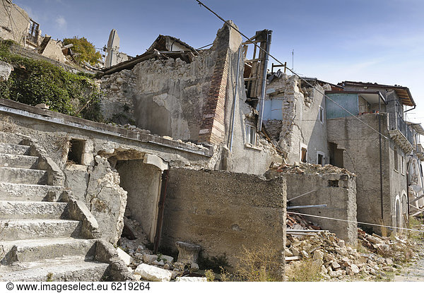 Folgen des Erdbebens vom 6. April 2009 in Castelnuovo bei L'Aquila  Region Abruzzen  Italien  Europa  ÖffentlicherGrund