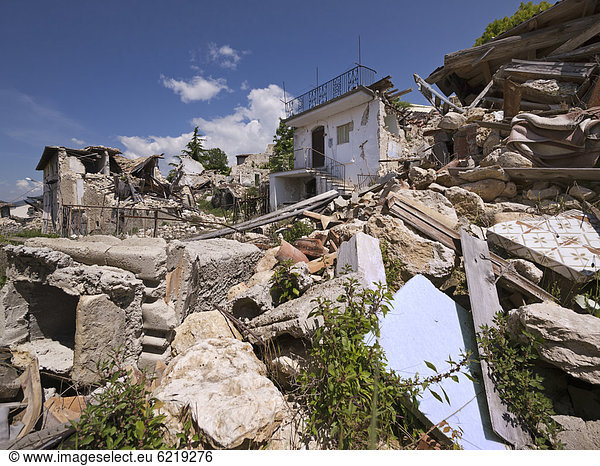 Folgen des Erdbebens vom 6. April 2009 in Castelnuovo bei L'Aquila  Region Abruzzen  Italien  Europa  ÖffentlicherGrund