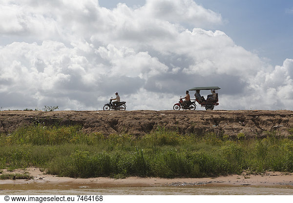 folgen  See  vorwärts  Motorrad  Südostasien  Vietnam  Asien  Kambodscha  Rikscha