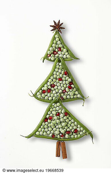Food including green beans and peas arranged like a christmas tree.