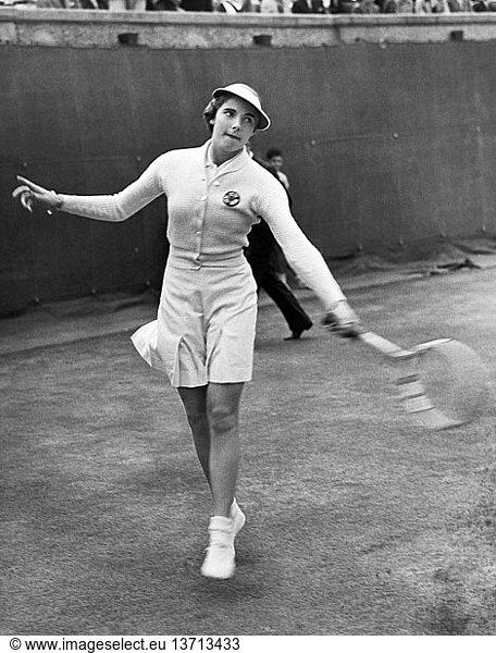 Forest Hills  New York: 7. September 1936: Der britische Tennisstar Katherine Stammers schlägt eine Rückhand in einem Match während der National Tennis Singles Championships im West Side Club.