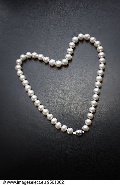 Form Formen Faden Perle herzförmig Herz Saite