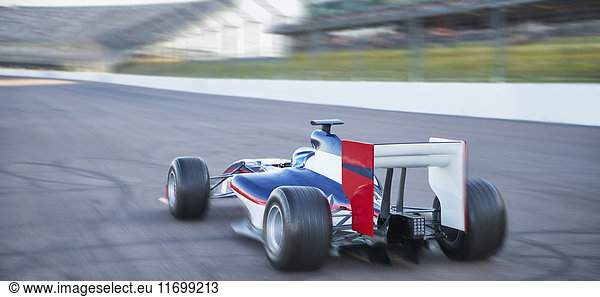 Formel-1-Rennwagen auf der Sportstrecke