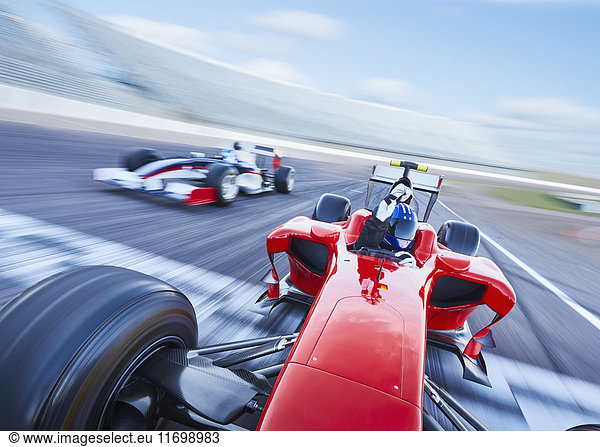 Formel-1-Rennwagen überquert Ziellinie auf der Sportstrecke