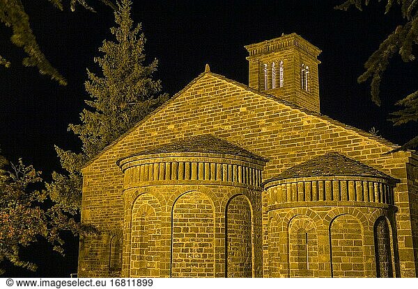 Formigal Huesca Spanien am 20. August 2020 Nachtansicht der Iglesia de Salvador de Basaran romanische Kirche.