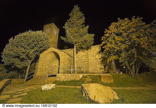 Formigal Huesca Spanien am 20. August 2020 Nachtansicht der Iglesia de Salvador de Basaran romanische Kirche.