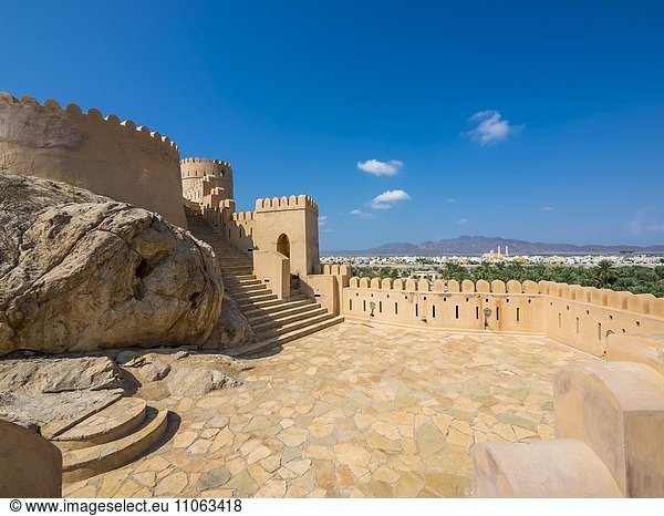 Fort Nakhl oder Husn Al Heem Festung über Oase Nakhl auf Jebel Nakhl Massiv historischer Lehmbau Provinz Al-Batinah Sultanat Oman Golfstaat Arabische Halbinsel Naher Osten Asien