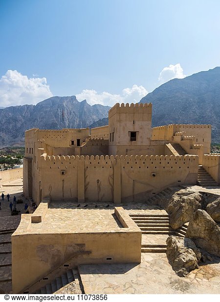 Fort Nakhl  oder Husn Al Heem  Festung  über Oase Nakhl auf Jebel Nakhl Massiv  historischer Lehmbau  Provinz Al-Batinah  Sultanat Oman  Golfstatt  Arabische Halbinsel  Naher Osten
