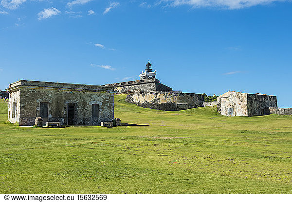 Fort San Felipe Del Morro auf Grasland vor blauem Himmel  San Juan  Karibik