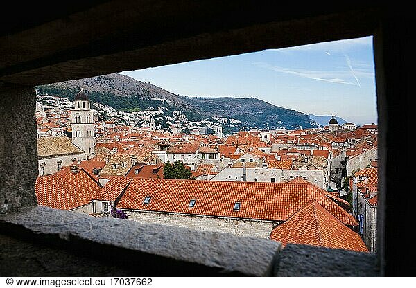 Foto der Altstadt von Dubrovnik von den Stadtmauern von Dubrovnik  Kroatien. Dies ist ein Foto der Altstadt von Dubrovnik  aufgenommen von der Stadtmauer von Dubrovnik. Die Stadtmauern bieten einen unvergleichlichen Blick auf die Altstadt von Dubrovnik und einige der schönsten Sehenswürdigkeiten  darunter das Franziskanerkloster und die Kathedrale der Himmelfahrt der Jungfrau Maria  auch bekannt als Dubrovnik-Kathedrale.