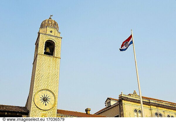 Foto des Glockenturms der Stadt Dubrovnik und der kroatischen Flagge  Dubrovnik  Dalmatien  Kroatien. Dies ist ein Foto der kroatischen Flagge und des Glockenturms von Dubrovnik  auch bekannt als Uhrenturm  der sich auf dem Stradun im Zentrum der Altstadt von Dubrovnik befindet  die zum UNESCO-Weltkulturerbe gehört.