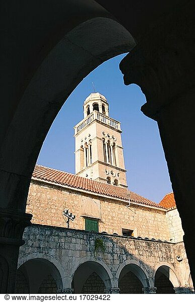 Foto des Glockenturms des Franziskanerklosters  Stadt Hvar  Insel Hvar  dalmatinische Küste  Kroatien. Dies ist ein Foto des Franziskanerklosters in der Stadt Hvar auf der Insel Hvar  Dalmatien  Kroatien. Das Franziskanerkloster ist ein schönes Kloster aus dem 15. Jahrhundert im Zentrum der Stadt Hvar.