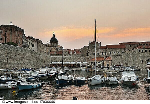 Foto des Hafens von Dubrovnik bei Sonnenuntergang in der Altstadt von Dubrovnik  Dalmatinische Küste  Kroatien  Europa. Dieses Foto zeigt den Hafenbereich der Altstadt von Dubrovnik  einer atemberaubenden alten Stadt an der dalmatinischen Küste von Kroatien.