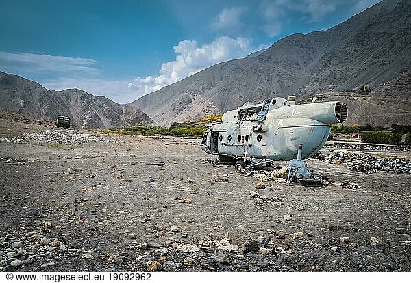 Foto eines alten zerstörten Hubschraubers auf felsigem Grund in Panjshir in Afghanistan