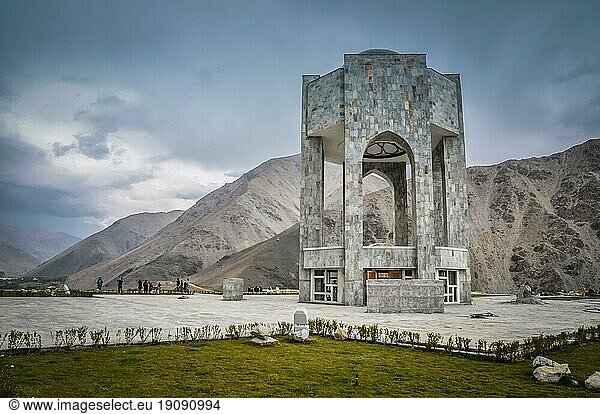 Foto eines großen steinernen Monuments  umgeben von Bergen und Grün in Panjshir in Afghanistan
