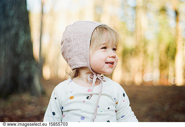 Foto eines kleinen lächelnden Mädchens.