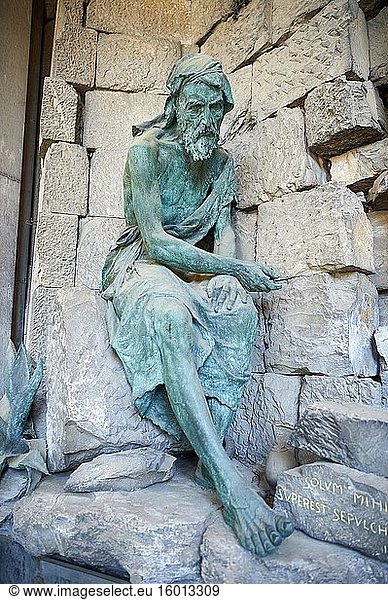 Foto und Abbildung der Bronzeskulptur des Gallino-Grabmals von G. Bennetti 1903. Abschnitt A  Nr. 29  Die monumentalen Gräber des Monumentalfriedhofs von Staglieno  Genua  Italien.