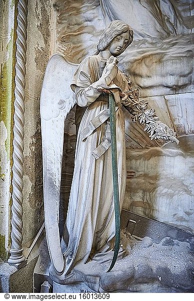 Foto und Abbildung der Steinskulptur von Margherita Capurro  die zum Himmel aufsteigt  während ihr Mann trauert  1901. Die monumentalen Gräber des Monumentalfriedhofs von Staglieno  Genua  Italien.