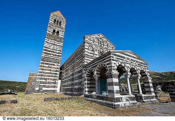 Foto und Abbildung des Äußeren der toskanisch-romanischen Basilika Santissima Trinita di Saccargia im pisanischen Stil  geweiht 1116  Codrongianos  Sardinien.