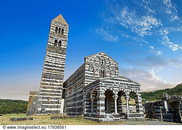 Foto und Abbildung des Äußeren der toskanisch-romanischen Basilika Santissima Trinita di Saccargia im pisanischen Stil  geweiht 1116  Codrongianos  Sardinien