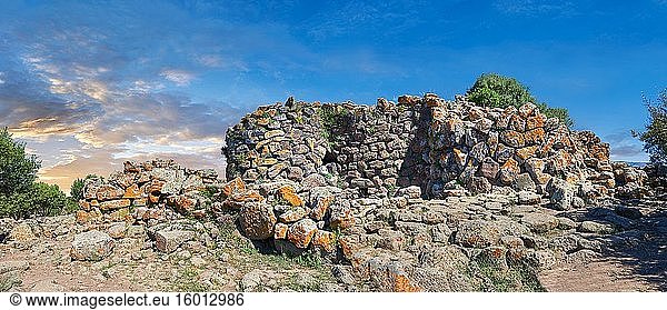 Foto und Bild der prähistorischen Magalith-Ruinen von Nuraghe Arrubiu ( Rote Nuraghe)  archäologische Stätte  Bronzezeit (14 -9. Jahrhundert v. Chr.). Die Nuraghe Arrubiu ist eine der größten Nuraghen Sardiniens mit einer zentralen Festung  die 5 Türme mit einer Höhe von 35 bis 30 Metern hatte. Orroli  Südsardinien.