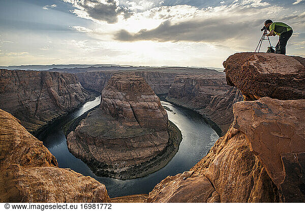 Fotograf am Horseshoe Bend am Colorado River in Arizona.